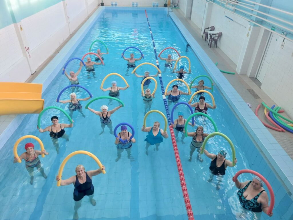 Ćwiczenia w basenie dla seniorów – Basen pływacki w Rietave