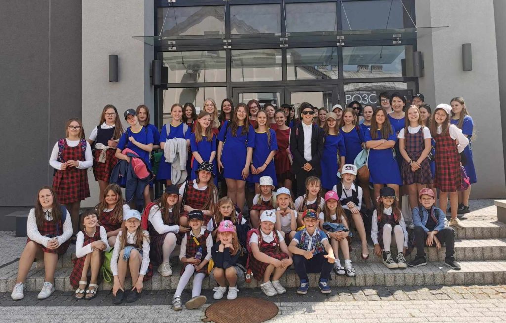 Chór dziecięcy „Re Do Mi” i chór młodzieżowy „Re Do” – Szkoła Muzyczna im. Rudolfa Lymana w Rokiškis