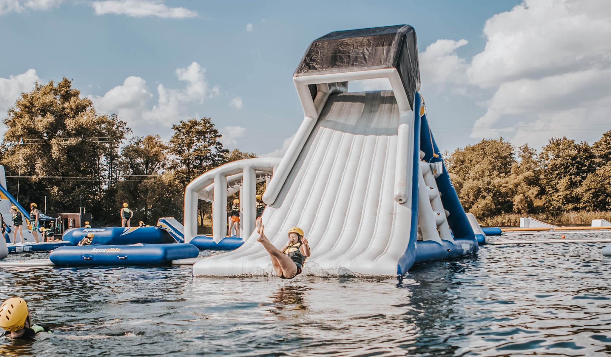 Park z trampolinami wodnymi – Splash, jezioro Vilnoja