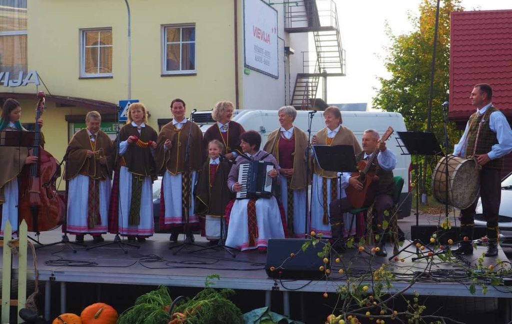 Liaudiškos muzikos kapela „Pylimėlis“ – Vievis