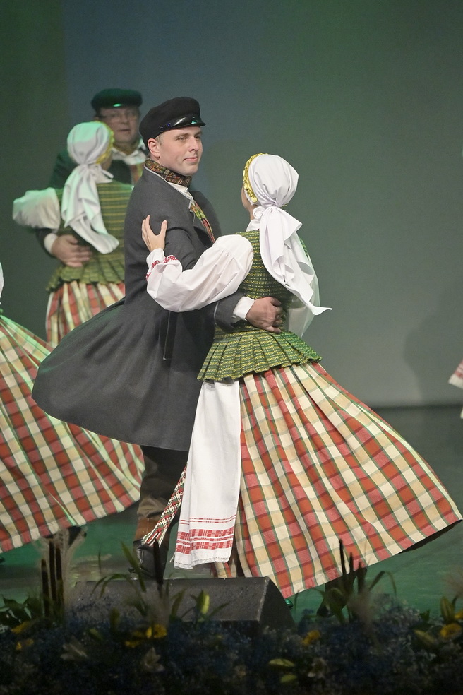 Vyresniųjų liaudiškų šokių grupė „Ežerūnas“ – Zarasai