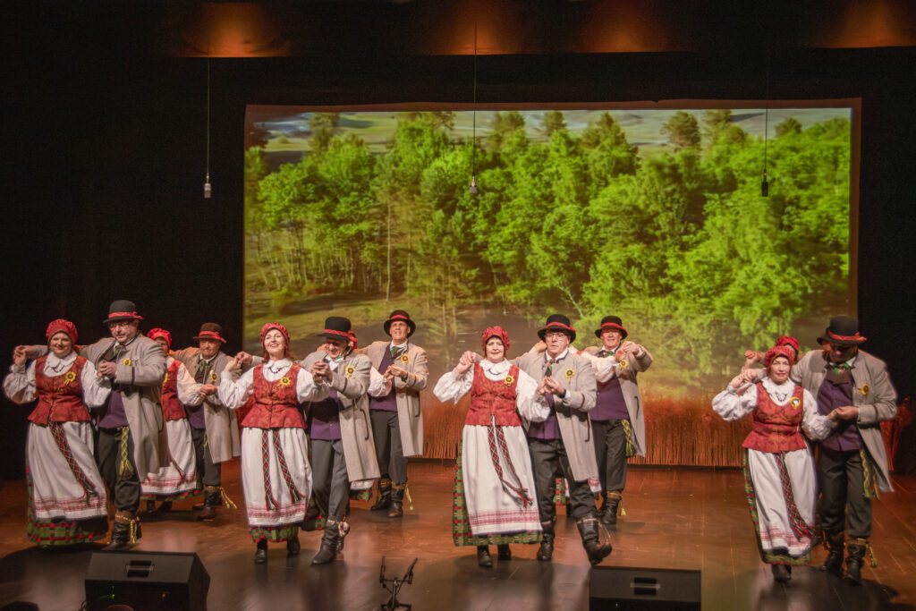Senjorų liaudiškų šokių grupė „Patrepsėlis“ – Radviliškis