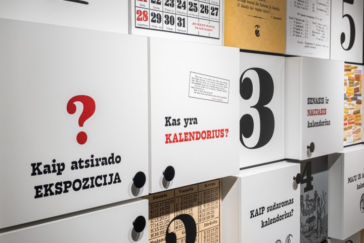 Ekspozycja kalendarzy Muzeum Życia Codziennego w Skriaudžiai – Skriaudžiai