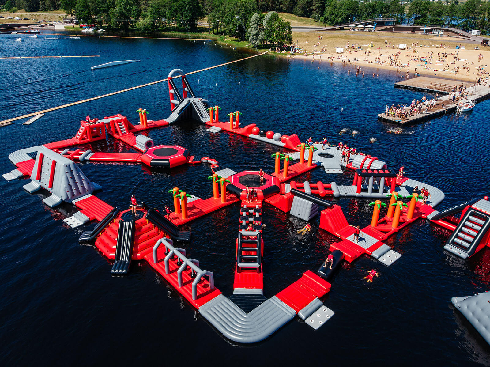 Park z trampolinami wodnymi – Water Inn, jezioro Zaras