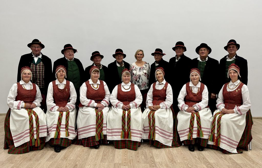 Senjorų liaudiškų šokių grupė „Abrūsėlis“ – Joniškėlis