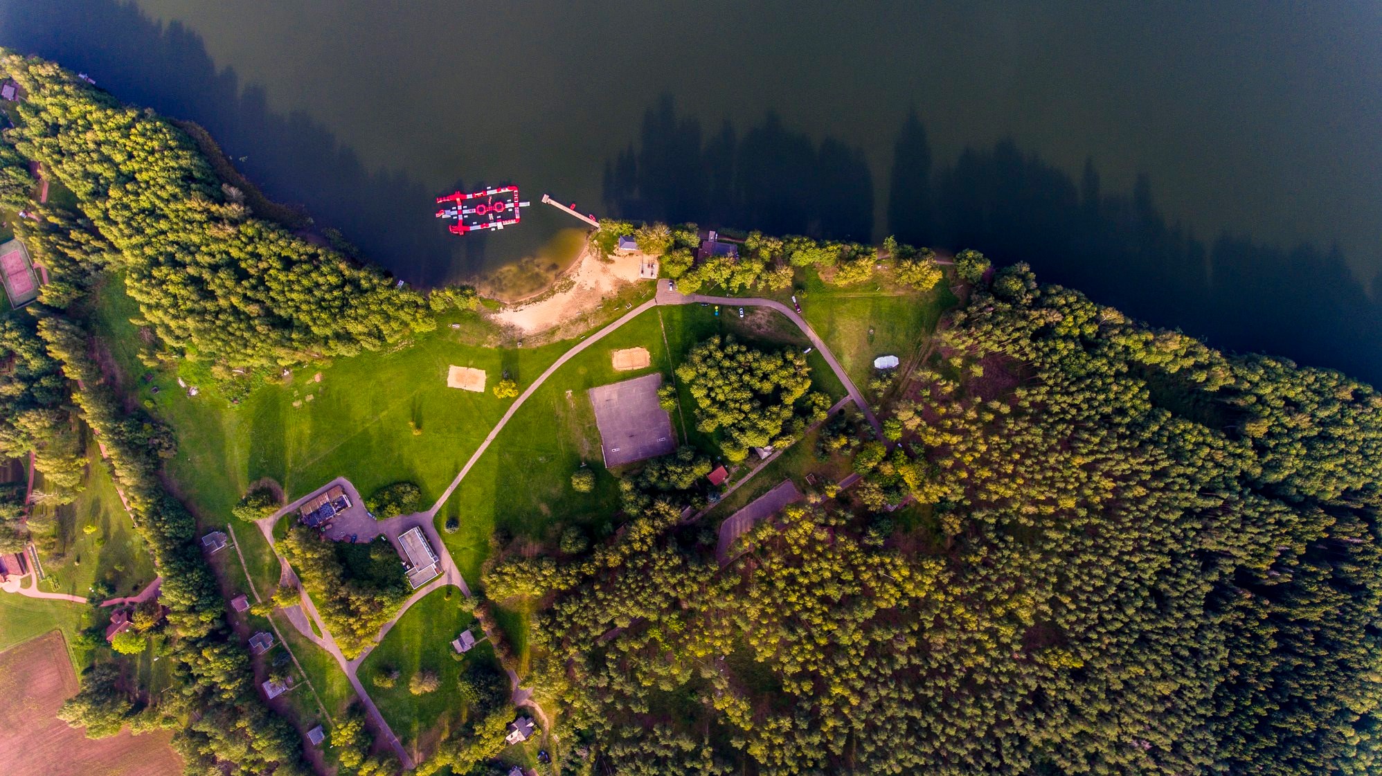 Park z trampolinami wodnymi – wyspa Daugų, jezioro Didžiulis