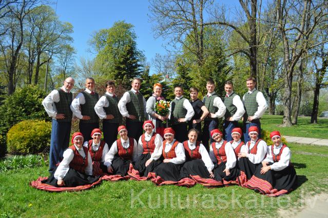Vidējās paaudzes deju kolektīvs „Duvzare“