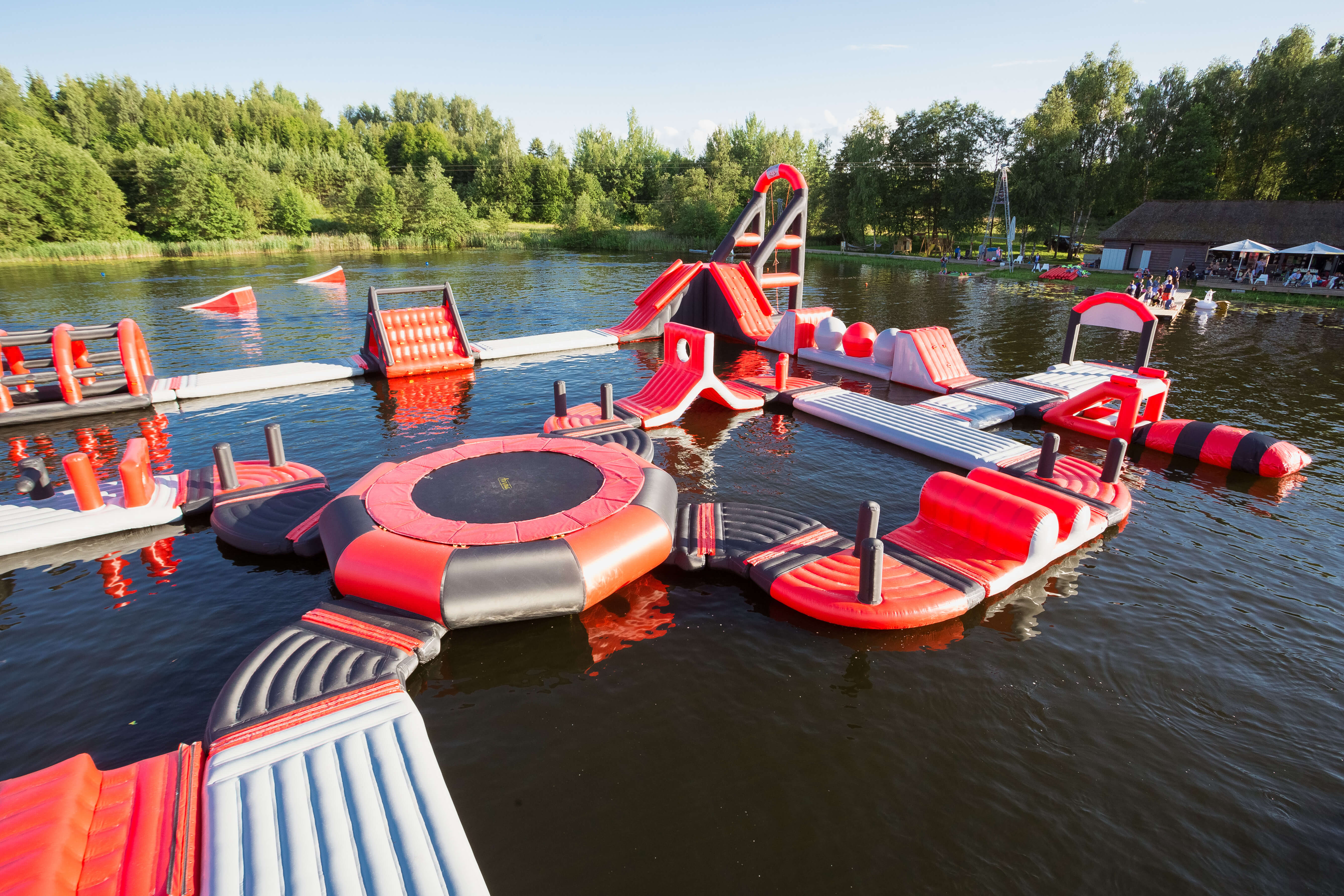 Park z trampolinami wodnymi – Water Inn, Vilnius Grand Resort