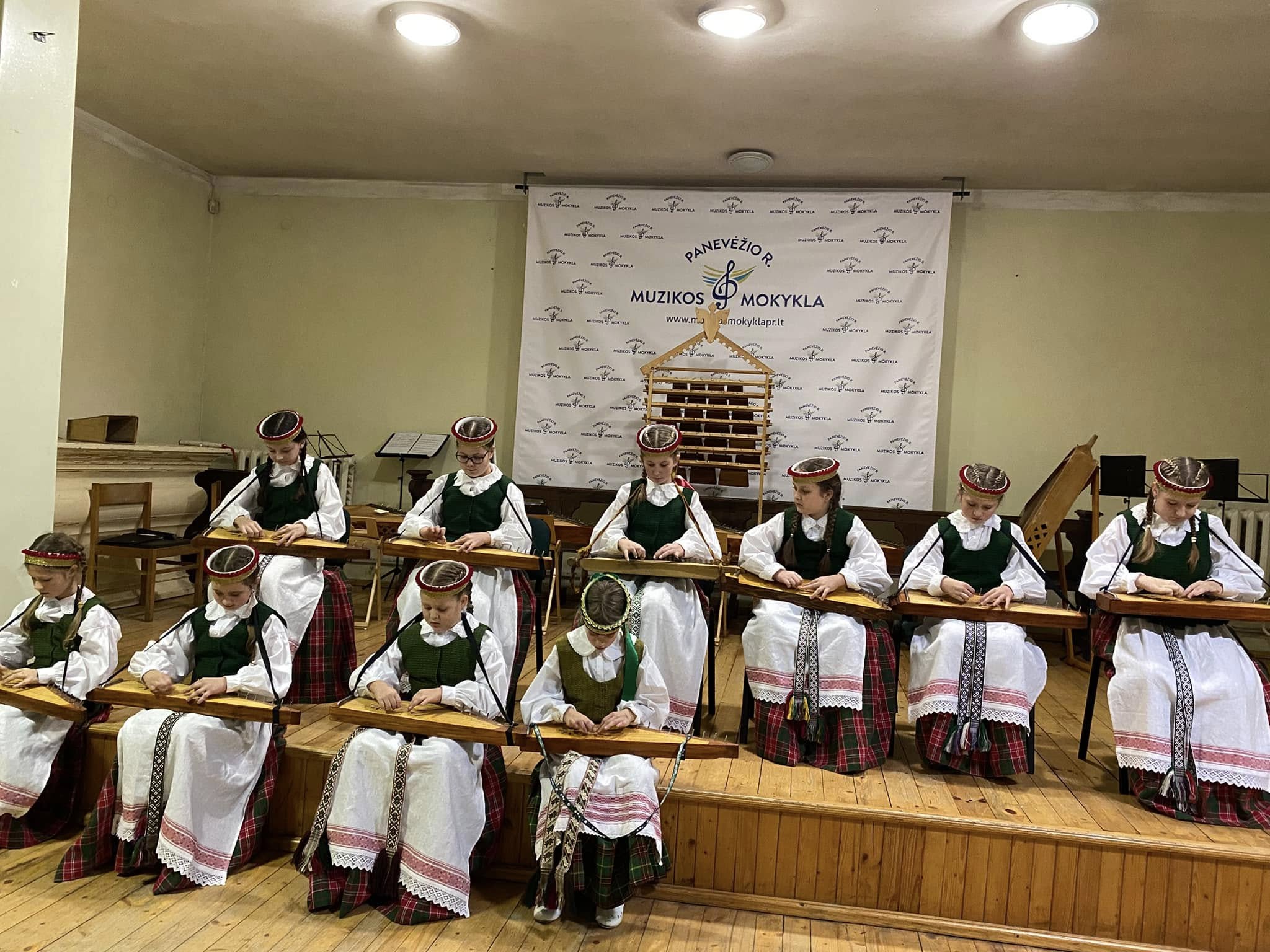 Fortepijono pamokos vaikams – Naujamiestis (Panevėžio r. muzikos mokykla)