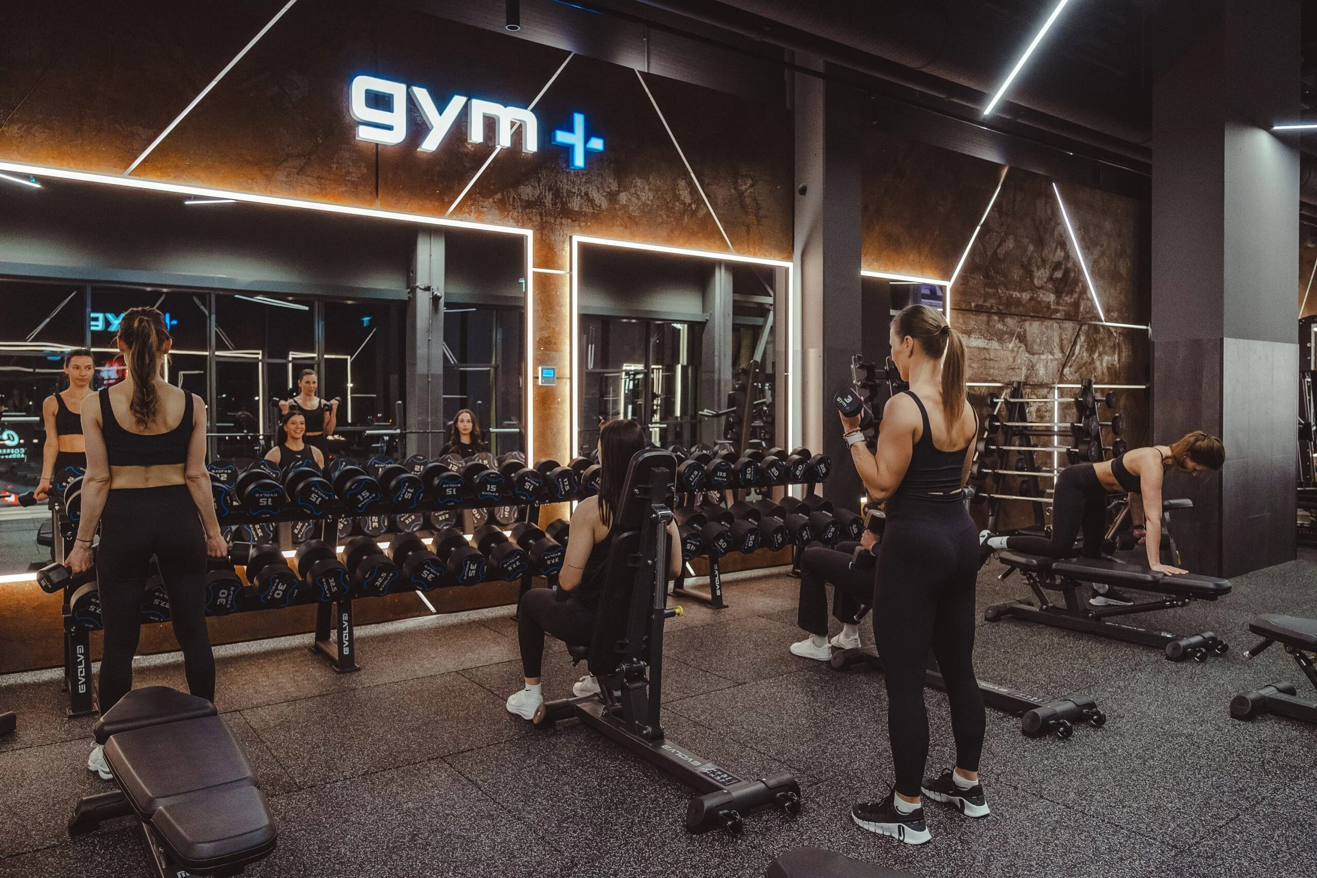 Sala treningowa – Gym+ Urban Hub w Wilnie