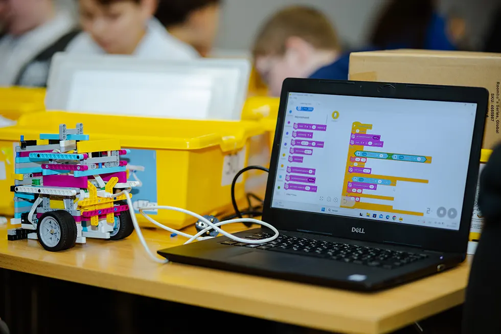 Robotika uz konstruktora Mindstorms EV3 bāzes (7-12 gadi)